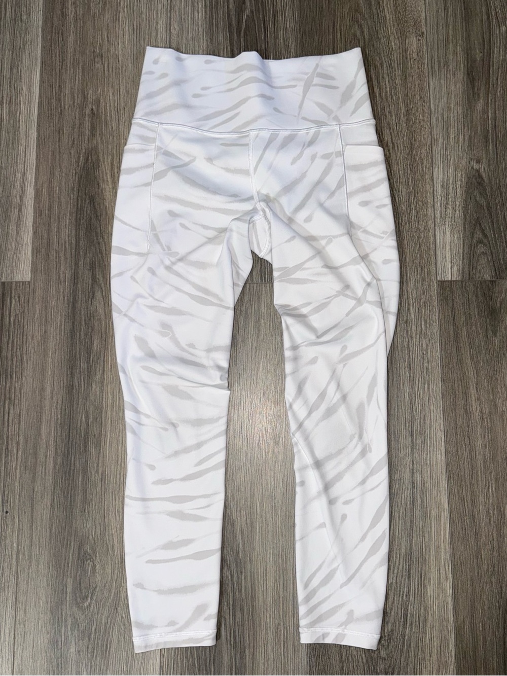 Athleta White & Grey Print Salutation Stash Pocket 7/8 Tight Size Small